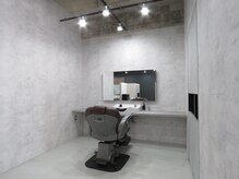 髪工芸舎の雰囲気（◇半個室のリラックス空間。椅子を回し、後ろ向きでのシャンプー）