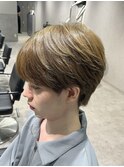前髪おろし襟足残し毛流れマッシュミルクティーオリーブベージュ