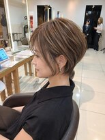 ロハスバイケンジ(LOHAS by KENJE)&nbsp;鏡を見るのが楽しくなる白髪ぼかしくびれショート