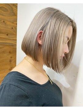 アデ オモテサンドウ(ade omotesando) 切りっぱなしボブと透明感溢れるアッシュカラー