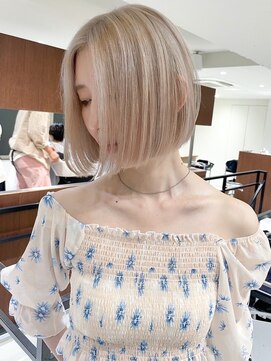 アマレット(Amaretto) ホワイトベージュ×ショートボブ