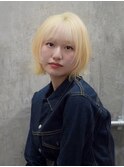 抜きっぱなしホワイトブロンド顔周りレイヤー外ハネショートボブ