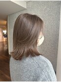 やわらかいミディアムレイヤー×大人ベージュカラー