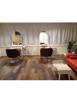 [駅近/仕事帰り/早朝OK(要相談)]暖かい日差しの入るリラックスできる空間で、落ち着いたサロンタイムを＊