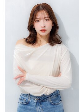 前髪シースルー、くびれレイヤースタイル