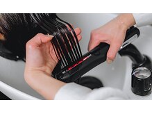 【プレミアムコース】内部浸透：超音波アイロンでトリートメントを内部まで浸透。