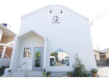 ラクレ(d.la cle)の雰囲気（住宅街にある白い建物が当サロンです。2Fにお上がりください。）