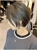 白髪ぼかしハイライトグレージュ前下がりショートボブ