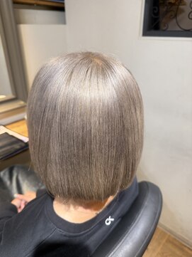 エストヘアーバイ フレンズ 新宿店(est hair by friends) シルバーグレージュ/ブリーチカラー