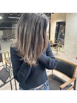 ニフティー(Nifty) ピアス付けたくなるバレイヤージュ