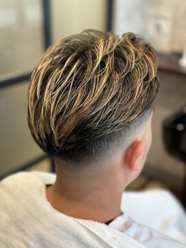 キタセンジュバーバー バイ ティーズ(KITASENJU BARBER by T's) skinfade xツーブロックxメッシュ