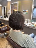 自然な丸みで首元すっきり見える大人ショートボブ