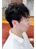 さり気ないツーブロックと刈り上げにナチュラルなパーマで清潔感