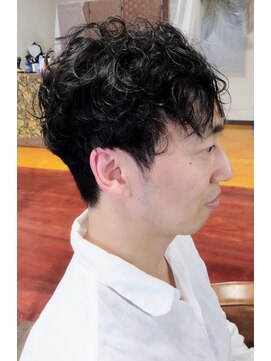 エヴァン(Evan) さり気ないツーブロックと刈り上げにナチュラルなパーマで清潔感