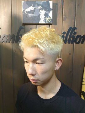 バーバーショップ サンフラット(BARBER SHOP Sun FLat) スキンフエード×ハイトーンカラー
