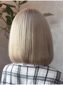 春カラー！ホワイトブロンド×内巻きボブ