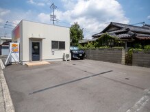 サロンエース(salon A)の雰囲気（店舗前に停めやすい駐車場を3台分ご用意しております♪）