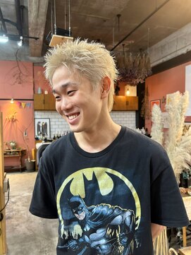 エディ(Edy) スパイキーショートブロンドヘアトリプルカラー眉毛カット