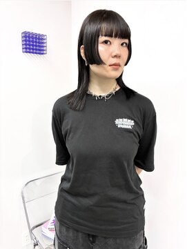 イラカ(elaka) 黒髪×ストレートウルフ×顔周りカット×ミディアムウルフ