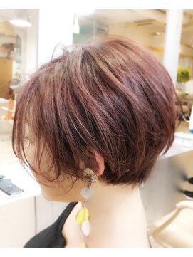 プラグ(Plug) チェリーピンク前下がりショートボブ似合わせカット40代カラー