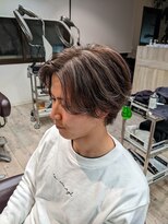 コワファーストナガサキシャンプーボーイ(COIFF1RST NAGASAKI SHAMPOO BOY)&nbsp;細束ハイライト×センターパートウルフ