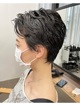 ユノ(juno) もみあげと襟足を残した黒髪ベリーショートパーマ！
