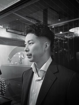 カムレイドフォーライフ(COMRADE 4 LIFE) オールバックにパーマ ミドルフェード 担当松尾