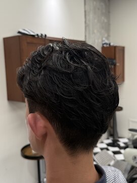 フランクス バーバー ウエストトウキョウ 吉祥寺店(FRANK’S BARBER WEST TOKYO) 波巻きツイストスパイラルリバースセンターパートパH