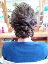 セェリーニ 耳を出さないゆるふわヘアアレンジ