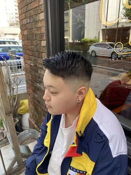 フォーコーナーズ(Four Corners) サイドパート／スキンフェード/七三