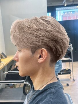 トゥイン 八王子(TWIN) メンズブリーチハイトーン刈り上げセンターパートフェザーパーマ