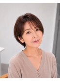 後頭部がきれいに見えるショートスタイル。
