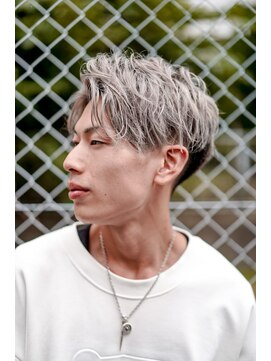 クロムトウキョウ ザ バーバー ネオン 新宿店(CHROM TOKYO the Barber ne/on) センターパート/シルバー/ツイストスパイラルパーマ/ブリーチ