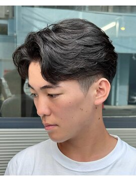 トゥイン 八王子(TWIN) 刈り上げセンターパートフェザーパーマブルーブラック八王子