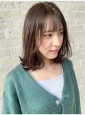 20代にオススメ!王道モテヘアのミディアムレイヤー/ぱっつん前髪