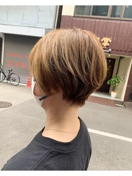 トレパルッキエーレ(tre parrucchiere) ［-tre-］アッシュベージュ×ショート