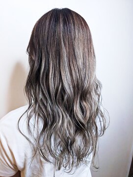 リコラックスビー(LICO LUXBE) グレージュ毛流れレイヤーカット_グレージュカラー