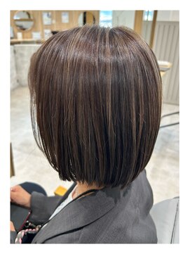 クシェル バイ リリア(kuschel by LILIA.) 切りっぱなしボブにハイライトを足してオシャレな雰囲気に◎