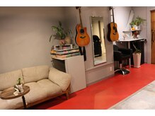 スクワットハウス(SQUAT HOUSE)の雰囲気（家族やお友達とも来られるよう待ち合い席にこだわりました）