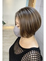 ソイア 春日井店(Soea)&nbsp;前下がりショート。白髪ぼかし×ハイライトグロスカラー