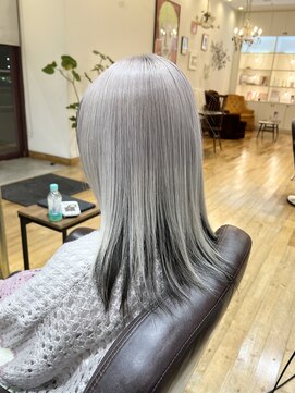 ルッツ(Lutz. hair design) ホワイト×ブラック【千代田彩夏】