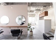 トレンチ(TRENCH)の雰囲気（光が差し込む明るい店内でお客様をお迎えいたします）