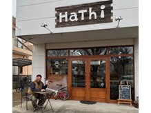 ハッティー(HaThi)の雰囲気（手作りの看板とヒゲ濃いめのマタギ風なオーナーが目印です）