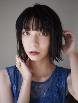 エラ(ELLA) 切りっぱなしショートボブ×ダークカラーのこなれヘア