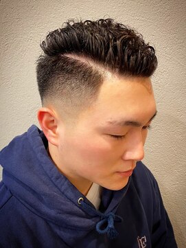 ビンゴ(BINGO) ba285ニュアンスカラー短髪ツーブロック刈り上げアップバング