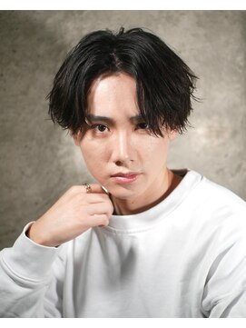 イーラ(era) 緩めパーマセンターパート刈り上げツーブロック