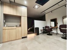 ウェルヘアー(Well hair)の雰囲気（広々とした店内！2席ご用意してるのでペアでのご来店も◎）
