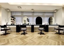 リノ ヘアー デザイン 河原町三条(Lino Hair Design)の雰囲気（天井が高く、光が差し込む開放感のある空間は、シンプルでお洒落）