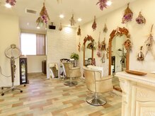 スタッカートアットヘアー(staccato@hair)の雰囲気(アンティークなインテリア、ドライフラワーで装飾された店内)