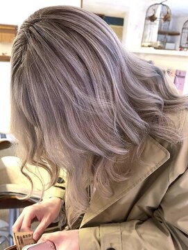 ブレイズヘアー(BLAZEhair) 【ハイトーンデザイン】ミルクティグレージュ×ブリーチ３回
